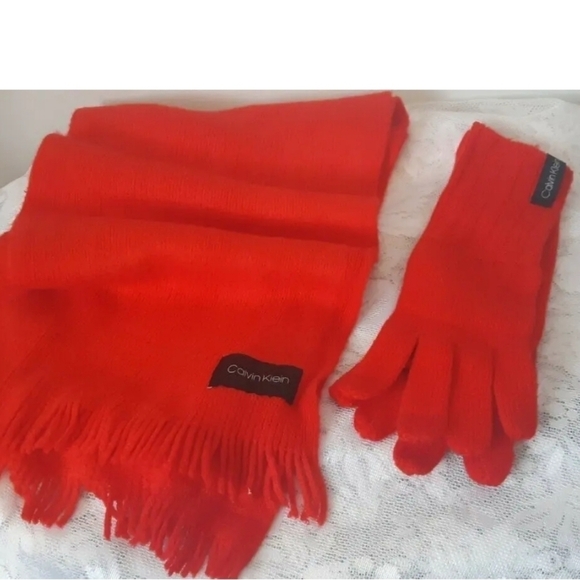 New Two Piece Set CALVIN KLEIN RED scarf touch gloves soft knit OS - Picture 9 of 9